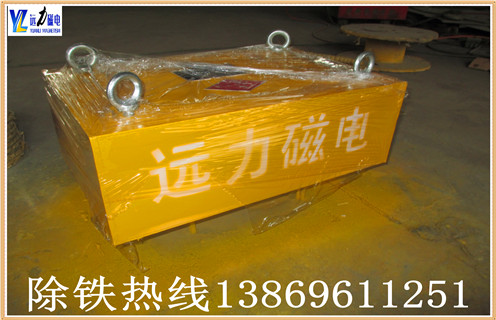 RCYB-8懸掛式永磁除鐵器,1.RCYB-8型懸掛式永磁除鐵器組成 由管道體,驅(qū)動(dòng)裝置,磁體運(yùn)行裝置,三大部分組成.驅(qū)動(dòng)裝置安裝在管道壁上,通過鏈條,鏈輪,帶動(dòng)管道內(nèi)磁體裝置運(yùn)轉(zhuǎn),永磁體將管道內(nèi)物料中的鐵磁性物質(zhì),通過出鐵口排出管道. 2.RCYB-8懸掛式永磁除鐵安裝 串接于傾角50-70度的物料輸送管道中,當(dāng)物料流經(jīng)除鐵器時(shí),其中的鐵磁性物質(zhì)被吸附在管道壁上,隨永磁體的運(yùn)動(dòng)逐漸向除鐵口方向運(yùn)動(dòng),排出管道,實(shí)現(xiàn)鐵與物料的分離.