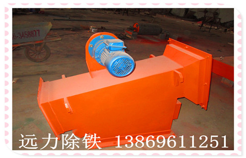 一.精細(xì)除鐵器的原理：      物料從下料管道中經(jīng)過精細(xì)除鐵器時(shí),由前端的分流板將物料分流減薄,然后進(jìn)入矯型區(qū),將物料內(nèi)鐵件轉(zhuǎn)向垂直極板方向,減少了料層對鐵件的阻力,物料攜帶鐵件前行至高場強(qiáng)吸附區(qū)時(shí)被吸附,并隨外殼轉(zhuǎn)動(dòng)至無磁區(qū)域,靠其重力和離心力脫離強(qiáng)磁場子,完成清鐵工作.