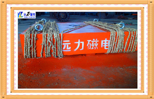 1.永磁除鐵器各類(lèi)型號(hào)的功率計(jì)算     除鐵器各種型號(hào)功率計(jì)算,除鐵器主要用于冶金.礦物質(zhì)的去除等,隨著經(jīng)濟(jì)發(fā)展,鐵的種類(lèi)和用途也在不斷繁榮發(fā)展.那么客戶應(yīng)該注意什么問(wèn)題,由于不同的地質(zhì)因素選擇不同的規(guī)格,所以是不同的.  　　自卸式鐵除鐵器型號(hào)功率組件為除鐵器主體,驅(qū)動(dòng)電機(jī),主從動(dòng)輥,支架輥,卸載帶等部件.原理是加鐵鐵首先吸附鐵磁材料,然后用不銹鋼或塑料刮刀驅(qū)動(dòng)電機(jī)驅(qū)動(dòng)卸載帶,皮帶.通過(guò)塑料刮刀將鐵磁材料投入主帶外的收集箱,達(dá)到自動(dòng)除鐵的效果.  　　磁帶除鐵器是型號(hào)功率自動(dòng)卸鐵功能的優(yōu)點(diǎn),為用戶節(jié)省勞動(dòng)力,使熨斗可以連續(xù)卸鐵或間歇卸鐵,確保除鐵過(guò)程是正常的除鐵專家外：濰坊遠(yuǎn)磁帶鐵,包括永磁自卸式除鐵器和電磁放電兩大系列.皮帶分離器,也稱傾卸分離器,它是一種普通懸掛鐵升級(jí)版,是提高磁性研究開(kāi)發(fā)自動(dòng)卸載鐵分離器的效率.當(dāng)材料含有更多的鐵磁材料時(shí).  　　皮帶除鐵器是最好的除鐵設(shè)備,它是由磁體,齒條,電機(jī)減速機(jī),主,從動(dòng)滾筒,卸料帶和刮板組成.除鐵原理是將鐵磁材料吸附到磁性體系的底部,驅(qū)動(dòng)馬達(dá)驅(qū)動(dòng)卸載帶,將鐵磁材料用刮刀拉出傳送帶,完成除鐵操作.皮帶除鐵器可實(shí)現(xiàn)連續(xù)卸料和間歇卸鐵,適用于惡劣條件下的工作,為企業(yè)提高生產(chǎn)效率和節(jié)省勞動(dòng)力.