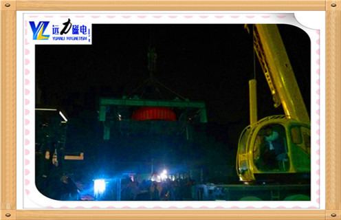 電磁除鐵器RCDD-12,濰坊遠(yuǎn)力磁電熱點(diǎn),電磁除鐵器產(chǎn)品效果認(rèn)證質(zhì)量好遠(yuǎn)力磁電竭誠(chéng)為您服務(wù)為您做到!節(jié)能環(huán)保行業(yè)領(lǐng)先.電磁除鐵器RCDD-12為您私人定制性價(jià)比高生產(chǎn)方案. 一.電磁除鐵器rcdd-12設(shè)計(jì)特點(diǎn): 自卸式永磁除鐵器是由高性能永磁磁芯.棄鐵皮帶.減速電機(jī).框架.滾筒等部分組成,可與各種輸送機(jī)配套使用. 二.電磁除鐵器rcdd-12技術(shù)特點(diǎn): 1.高性能釹鐵硼做磁源,磁性強(qiáng),不易退磁. 2.兩邊滾筒為腰鼓形結(jié)構(gòu),具備自動(dòng)糾偏功能,密封性極好,所以能很好的適應(yīng)各種惡劣環(huán)境. 3.控制部分可以皮帶機(jī)連鎖,可實(shí)現(xiàn)就地手動(dòng)控制和集中控制兩種方式. 4.無(wú)勵(lì)磁線圈,省電節(jié)能. 5.不需要整流控制裝置,可靠性高. 6.不存在溫升問(wèn)題,磁場(chǎng)強(qiáng)度也就不存在“冷態(tài)”“熱態(tài)”之分,磁場(chǎng)恒定. 7.斷電時(shí),吸在除鐵器上的鐵件不會(huì)掉回到輸送物料上. 8.不存在絕緣和耐壓?jiǎn)栴}.配上防爆電機(jī)驅(qū)動(dòng)的棄鐵輸送帶即可成為防爆除塵器.但是,永磁除鐵器的磁場(chǎng)強(qiáng)度會(huì)發(fā)生衰減,選用時(shí)應(yīng)注意調(diào)查落實(shí).