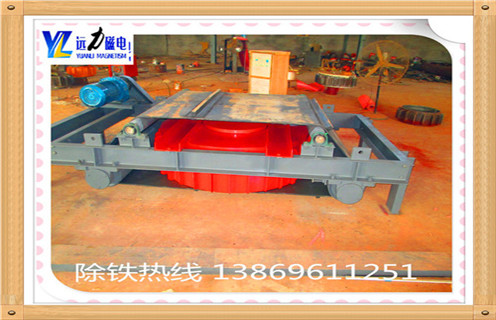 上海電磁自卸除鐵器的維修注意事項  　　1.擬定準(zhǔn)則嚴(yán)格執(zhí)行誰停電,誰送電的準(zhǔn)則  　　2.在修理之前,101皮帶有必要中止運轉(zhuǎn),禁止皮帶在運轉(zhuǎn)時進(jìn)行修理  　　3.在修理之前要把除鐵器上的鐵質(zhì)鏟除潔凈,而且將周圍的雜質(zhì)整理潔凈  　　4.登高修理時,修理人員有必要運用安全繩,安全帶等實施  　　5.在修理之前，修理人員有必要了解設(shè)備的作業(yè)原理以及除鐵器所查看部件的功能，準(zhǔn)備好修理時所需求的東西