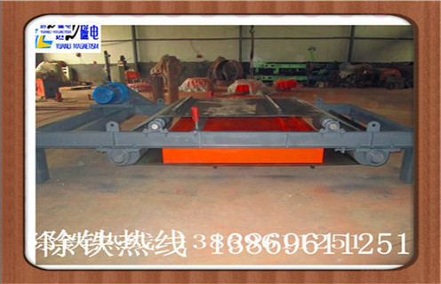 　二.自動(dòng)除鐵器 鎧甲式自卸電磁除鐵器具有以下特點(diǎn)：  　　1.除鐵器的磁路合理,磁場(chǎng)高,磁導(dǎo)率大.因此,適用于除鐵.采用全密封結(jié)構(gòu),通過真空干燥等工藝制造工藝,可有效防止灰塵和有害氣體對(duì)線圈的侵蝕,環(huán)境和氣候適應(yīng)性強(qiáng),使用壽命長(zhǎng).  　　2,驅(qū)動(dòng)電機(jī),滾筒,帶刮板鐵帶等鐵體組件.在工作過程中,鐵體自動(dòng)將鐵皮上吸附的鐵磁材料投入除鐵除鐵器以外的收集箱中,無需手動(dòng)拆除電源故障,實(shí)現(xiàn)除鐵自動(dòng)化.  　　3,依靠電機(jī)驅(qū)動(dòng)皮帶上的刮刀,去除粉末或堵塞強(qiáng)力非磁性材料的鐵離子除鐵裝置的鐵磁材料,將其用于破碎機(jī)和輸送帶上任何鐵質(zhì)材料.