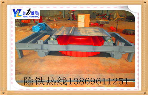 一.電磁帶式除鐵器廣泛應(yīng)用 主要用于礦山,冶金,煤炭,火電,化工,建材等行業(yè).電子式樹脂鑄造用內(nèi)部使用的圓盤型隔膜, 除鐵器內(nèi)部采用自冷式全密封結(jié)構(gòu).具有較大的除鐵滲透深度,強(qiáng)吸力,防塵,防雨,腐蝕等特點(diǎn),在極惡劣的環(huán)境下仍能可靠運(yùn)行. 二.電磁帶式除鐵器生產(chǎn)標(biāo)準(zhǔn) 回收磁性材料并防止磨床,破碎機(jī)等機(jī)械設(shè)備損壞和磨損,具有可靠的保護(hù)作用.帶式除鐵器和盤式除鐵器之間的區(qū)別在于帶式除鐵器是連續(xù)的廢鐵.雖然圓盤除鐵器是手動(dòng)或電動(dòng)除鐵,基本不易磨損的零件,從而降低皮帶的脆弱性 三.帶式電磁除鐵器的常規(guī)檢查 a.完整,完整的零部件,緊固好 b.傳動(dòng)鏈張力適當(dāng),正常工作 c.環(huán)形帶無撕裂,無損失連接螺絲,無偏差,運(yùn)行平穩(wěn). d.安全裝置,緊急停止,運(yùn)行可靠 ?e.雜物箱無溢出,應(yīng)及時(shí)清理.