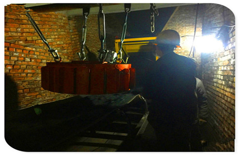 1.選用三相交流感應(yīng)電動(dòng)機(jī)的結(jié)構(gòu)型式和結(jié)構(gòu)簡單,成本低,維修方便,可直接連接到三相交流電網(wǎng),這種電磁除鐵器最先廣泛應(yīng)用于工業(yè),優(yōu)先. Y系列電機(jī)是一種通用型風(fēng)冷三相異步電動(dòng)機(jī),效率高,性能好,噪聲低,振動(dòng)小.適用于不易燃,非爆炸,無特殊要求.以上因素,在滿足磁場要求的前提下,選擇Y系列電機(jī). 2.確定功率1.工作機(jī)器所需功率Pw(kW)Pw = Fw×Vw /(1000ηw)Pw已指定為2kW,Vw也被指定為0.01m / s, ,從表3-1知道ηw= 0.96,所以找到Fw = 192000N. H = 0.96 * 0.99 * 0.99 * 0.99 = 0.93η1是鏈條傳動(dòng)效率,η2η3是兩個(gè)滾動(dòng)軸承的傳動(dòng)效率,η4是聯(lián)軸器的傳動(dòng)效率. 3.所需的電機(jī)功率Pd(kW)根據(jù)下式,工作機(jī)所需的電機(jī)功率和變速箱裝置的總效率Pd = Pw /η= 2 / 0.93 = 2.15 kW 4.電機(jī)額定功率Pm按Pm ≥Pd = 2.15 kW選擇電機(jī)型號. 5.速度確定同步速度低,電機(jī)極數(shù)低,體積小,重量輕,價(jià)格高,但可使驅(qū)動(dòng)傳動(dòng)比和結(jié)構(gòu)尺寸減小,從而降低變速器制造成本.最常用的,市場上同步速度最大的是1500 r / min和1000 r / min的電機(jī),設(shè)計(jì)優(yōu)先.因此,從表17-7中選擇Y112M-6電機(jī),同步轉(zhuǎn)速1000 r / min,6極,額定功率2.2 kW,滿負(fù)載轉(zhuǎn)速940(r / min),額定轉(zhuǎn)矩2.0,質(zhì)量45kg.