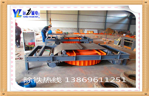 　RCDD-T超強(qiáng)系列超強(qiáng)干式自卸式電磁除鐵器,是在RCDB-T系列超強(qiáng)干式電磁除鐵器基礎(chǔ)上,增加了自動(dòng)卸鐵機(jī)構(gòu)的改型產(chǎn)品,能夠連續(xù)自動(dòng)卸鐵,適用于各種惡劣環(huán)境下選用.  　　1.RCDD電磁自卸式除鐵器設(shè)計(jì)獨(dú)特：   　　采用軸流風(fēng)機(jī)強(qiáng)迫風(fēng)冷,特殊風(fēng)道設(shè)計(jì),風(fēng)力大.風(fēng)壓高,勵(lì)磁線圈散熱快,溫度低,冷熱磁場(chǎng)差異小. 　　2.RCDD電磁自