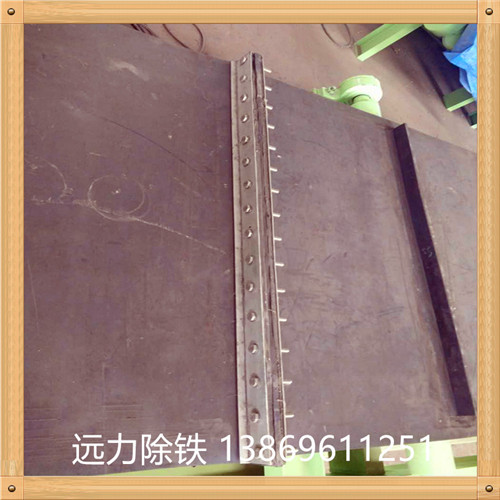 除鐵器環(huán)形帶 除鐵器接口帶的保養(yǎng)方法   　　1. 輸送帶在運(yùn)輸和貯存中,應(yīng)保持清潔,避免陽光直射 除鐵器環(huán)形帶廠家,雨雪浸淋,防止與酸 . 堿.油類,有機(jī)溶劑等影 響橡膠質(zhì)量的物質(zhì)接觸,并距離發(fā)熱裝置1米以外.  　　2. 貯存時庫房內(nèi)溫度宜保持在—15℃—+40℃之間,相對濕度宜保持在50—80%之間.  　　3. 貯存中輸送帶須成卷放置,不得折疊,放置期間應(yīng)每季翻動一次.  　　4. 輸送帶運(yùn)行速度不應(yīng)大于5.0米/秒,運(yùn)輸塊度大,磨損性大的物料和使用固定犁型卸料裝置時應(yīng)盡量采用低速.超出規(guī)定速度時,會影響膠帶使用壽命.  　　5. 運(yùn)輸機(jī)的傳動滾筒直徑與輸送帶布層的關(guān)系,傳動滾筒改向滾筒的配套以及對托輥槽角的要求,應(yīng)根據(jù)輸 送機(jī)的設(shè)計規(guī)定,合理選取.  　　6. 為減輕物料對膠帶的沖擊與磨損,給料方向應(yīng)順膠帶的運(yùn)行方向;物料下落到膠帶上的落差應(yīng)盡量減小;給料口應(yīng)避開滾筒或托輥的正上方;膠 帶受料段應(yīng)縮短托輥間距 和采取緩沖措施.為防止刮破膠帶,擋料裝置刮板清掃裝置和卸料裝置與膠帶的接觸部分應(yīng)采用硬度適宜的橡膠板,不要采用夾有布層的膠帶頭.