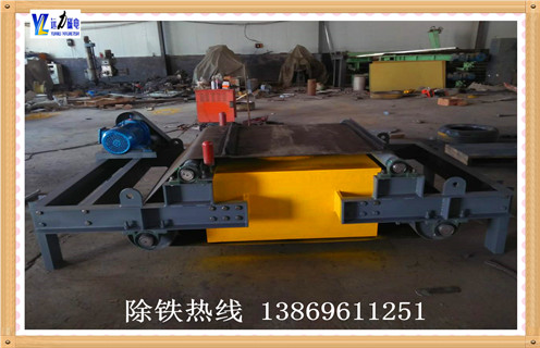  　?、儆嬎銠C模擬磁路,設(shè)計獨特的磁極結(jié)構(gòu),保證在額定懸掛高度處其磁場達到或超出國標值,磁極吸附面積大,保證有足夠時間從運行物料中吸起鐵磁性雜物;  　　②磁場穩(wěn)定,保證在惡劣環(huán)境下永磁芯在八年內(nèi)磁力降低不超過5%; ③整機結(jié)構(gòu)緊湊合理,不用電源勵磁系列,不用冷卻系統(tǒng),皮帶具有自動糾偏功能,特制密封軸座,適應(yīng)惡劣環(huán)境下工作,能連續(xù)自動清除所吸附的雜鐵,可保障長期無故障運行; ④驅(qū)動電動機擁有防爆與非防爆兩種類型可供選用. ⑤各項技術(shù)指標均符合JB/T8711-1988標準,稱為達國標的普通永磁除鐵器.