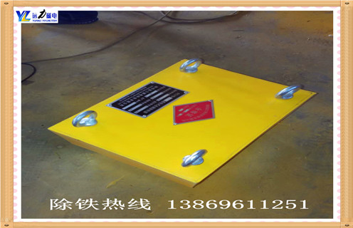 懸掛式永磁除鐵器驗收規(guī)范 1)根據(jù)鐵磁物質(zhì)對陶瓷制品的影響特點,分析制品中鐵磁雜質(zhì)的來源與嚴重性,進而采取恰當?shù)奶幚泶胧?堵住雜質(zhì)源頭. (2)安排除鐵器的位置時,應遵循以下原則: a)除鐵應在經(jīng)過篩選的原料中進行,以避免較大的顆粒和其他雜質(zhì)進入附近鐵槽(框),阻礙除鐵器正常發(fā)揮應有效能; b)除鐵應盡可能在溫度較低的位置上,以延長磁棒的使用壽命;