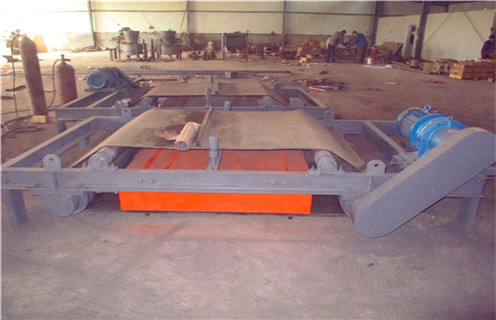 一.礦用懸掛式自卸永磁除鐵器的性能 是由高性能永磁磁芯.棄鐵皮帶.減速電機(jī).框架.滾筒等部分組成,與各種輸送機(jī)配套使用.用于從非磁性物料中自動(dòng)清除0.1--25公斤重的鐵磁性物質(zhì).其內(nèi)部磁路采用計(jì)算機(jī)模擬設(shè)計(jì).完善的雙磁極結(jié)構(gòu),保障整機(jī)在惡劣環(huán)境中無(wú)故障長(zhǎng)期運(yùn)行. 擁有防爆型. 二.礦用懸掛式永磁除鐵器技術(shù)特點(diǎn) 磁路采用計(jì)算機(jī)模擬設(shè)計(jì),完善的雙磁極結(jié)構(gòu),磁場(chǎng)強(qiáng)度高,梯度大,吸力大.高性能釹鐵硼做磁源,磁能積高,不易退磁,八年退磁不超過5%.腰鼓形滾筒結(jié)構(gòu),具備自動(dòng)糾偏功能,全密封軸承座,密封性好,能適應(yīng)各種惡劣環(huán)境.皮帶自動(dòng)卸鐵,可保障長(zhǎng)期無(wú)故障連續(xù)運(yùn)行.控制部分可與皮帶機(jī)連鎖,實(shí)現(xiàn)就地手動(dòng)控制和集中控制兩種方式. 三.礦用懸掛式自卸永磁除鐵器的突破性創(chuàng)新 決定了企業(yè)在市場(chǎng)競(jìng)爭(zhēng)中發(fā)展地位,濰坊遠(yuǎn)力磁電將持續(xù)發(fā)展,進(jìn)一步提升設(shè)備技術(shù)含量.設(shè)備質(zhì)量和強(qiáng)化售后服務(wù)意識(shí),提高企業(yè)在市場(chǎng)上的的綜合競(jìng)爭(zhēng)力.不斷創(chuàng)新打造更環(huán)保.更節(jié)能的懸掛式自卸永磁除鐵器.