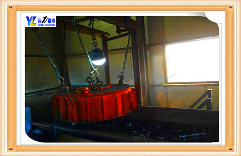 電磁除鐵器pdc-14技術(shù)參數(shù)  　　適應(yīng)帶寬:1400mm  　　額定吊高:400mm  　　磁場(chǎng)強(qiáng)度:70MT  　　物料厚度:350mm  　　勱磁功率:9KW  　　適應(yīng)帶速 :4.5米/ 秒  　　重量:2.85T  　　外形尺寸:405*485*1650
