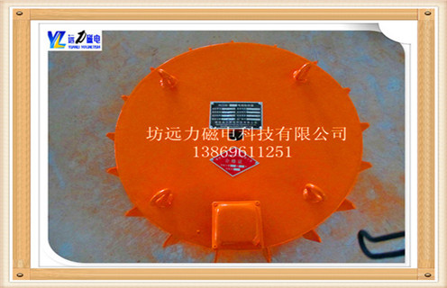 一.電磁除鐵器rcdb-14的技術(shù)參數(shù)  　　1.磁路采用計(jì)算機(jī)模擬設(shè)計(jì),透磁深度大.磁力強(qiáng).  　　2. 內(nèi)部采用電工專用樹(shù)脂澆注,自冷式全密封結(jié)構(gòu).防塵.防雨.耐腐蝕.  　　3.自動(dòng)卸鐵.維護(hù)簡(jiǎn)便.滾筒腰鼓形結(jié)構(gòu),具備皮帶自動(dòng)糾偏功能,特制全密封軸承座,可實(shí)現(xiàn)長(zhǎng)期無(wú)故障運(yùn)行.  　　4.產(chǎn)品配套性好,整流設(shè)備功能齊全,具有手動(dòng)和集控功能,能滿足多種場(chǎng)合的使用要求.  　　5.可有效吸除混雜在非磁性物料中0.1-35公斤的鐵磁性物質(zhì).  　　二.電磁除鐵器rcdb-14的工作流程  　　1.注意觀察除鐵器整機(jī)運(yùn)行狀況及吸.棄鐵能力.可以人為的向被輸物料內(nèi)投入不同重量.不同形狀的雜鐵,檢測(cè)吸.棄鐵能力及除凈率,必要時(shí)對(duì)吊高或傾角應(yīng)做調(diào)整.  　　2.按下隔爆型電控箱的啟動(dòng)按鈕本設(shè)備即可運(yùn)行.  　　3.保持通電持續(xù)率連續(xù)試生產(chǎn)運(yùn)行24小時(shí)之內(nèi)不出現(xiàn)問(wèn)題便可投入正式生產(chǎn)運(yùn)行.