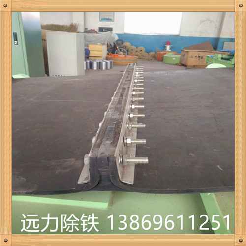 除鐵器皮帶我們?nèi)绾螌?我們生產(chǎn)的除鐵器皮帶接頭形式 結(jié)構(gòu)及加工方法與普通輸送帶大致相同 除鐵器環(huán)形帶,其接頭不采用機(jī)械接頭,而是用加熱加壓的方法硫化成整體,故又稱為無接頭輸送帶. 1.除鐵器皮帶接頭方法有三種: 1.1直接硫化成環(huán)形帶子; 1.2硫化時(shí)留生頭 除鐵器環(huán)形帶生產(chǎn)商,使用時(shí)根據(jù)要求現(xiàn)場加熱加壓使接頭部分硫化; 1.3用膠黏劑現(xiàn)場黏合.由于無機(jī)械接頭,運(yùn)行平穩(wěn),適用于選礦,化肥等部門的物料輸送. 環(huán)形輸送帶是指平型輸送帶生產(chǎn)完成后,因?yàn)槭褂玫沫h(huán)境或者條件限制,必須使用環(huán)形輸送帶時(shí),我們會對平型輸送帶進(jìn)行硫化接頭(又稱熱粘),使其變?yōu)榄h(huán)形輸送帶.其帶芯接頭處強(qiáng)力可達(dá)到膠帶本體強(qiáng)力的90%,膠帶表面無明顯接頭缺陷,因此 除鐵器環(huán)形帶求購,環(huán)形輸送帶運(yùn)輸平衡,使用伸長小.環(huán)形輸送帶帶芯用優(yōu)質(zhì)全棉或維棉交織帆布制成,一般2-8層或用尼龍帆布(或聚酯帆布)作強(qiáng)力層.