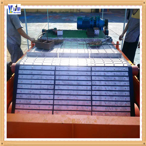 2.除鐵器皮帶的保養(yǎng)方法 2.1. 輸送帶在運(yùn)輸和貯存中,應(yīng)保持清潔,避免陽光直射 除鐵器環(huán)形帶廠家,雨雪浸淋,防止與酸 . 堿.油類,有機(jī)溶劑等影 響橡膠質(zhì)量的物質(zhì)接觸,并距離發(fā)熱裝置1米以外. 2.2. 貯存時(shí)庫房內(nèi)溫度宜保持在—15℃—+40℃之間,相對濕度宜保持在50—80%之間. 2.3. 貯存中輸送帶須成卷放置,不得折疊,放置期間應(yīng)每季翻動一次. 2.4. 輸送帶運(yùn)行速度不應(yīng)大于5.0米/秒,運(yùn)輸塊度大,磨損性大的物料和使用固定犁型卸料裝置時(shí)應(yīng)盡量采用低速.超出規(guī)定速度時(shí),會影響膠帶使用壽命. 2.5. 運(yùn)輸機(jī)的傳動滾筒直徑與輸送帶布層的關(guān)系,傳動滾筒改向滾筒的配套以及對托輥槽角的要求,應(yīng)根據(jù)輸 送機(jī)的設(shè)計(jì)規(guī)定,合理選取. 2.6. 為減輕物料對膠帶的沖擊與磨損,給料方向應(yīng)順膠帶的運(yùn)行方向;物料下落到膠帶上的落差應(yīng)盡量減小;給料口應(yīng)避開滾筒或托輥的正上方;膠 帶受料段應(yīng)縮短托輥間距 和采取緩沖措施.為防止刮破膠帶,擋料裝置刮板清掃裝置和卸料裝置與膠帶的接觸部分應(yīng)采用硬度適宜的橡膠板,不要采用夾有布層的膠帶頭.