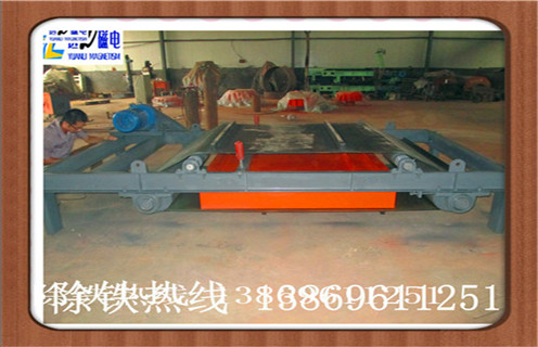 2.強磁除鐵器場強度一般為多少高斯,都有哪些選擇要求: 2.1.應(yīng)根據(jù)混合除凈率要求,材料鐵含量情況,現(xiàn)場工作環(huán)境等正確選擇的鐵. 2.1.1材料層較厚,粒徑較大,應(yīng)采用超強磁選機;或大或大兩種超選型普通鐵;也可以是多級鐵;多層熨斗應(yīng)盡可能選擇.熨斗安裝在皮帶機的頭上. 2.1.2除了對高純鐵的要求外,還可以采用不同的方式與鐵制設(shè)備一起使用,如帶機頭帶有永磁輥,皮帶輸送帶除鐵器用于中間. 2.1.3現(xiàn)場環(huán)境較嚴(yán)重的灰塵,應(yīng)采用全封閉結(jié)構(gòu)的除鐵器. 2.1.4功率容量不足,應(yīng)選用永磁除鐵器. 2.1.5材料含有更多的鐵,應(yīng)使用傾卸式除鐵器.