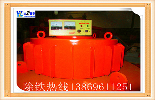 1.電磁除鐵器故障產(chǎn)生原因  　　  1.1檢查控制柜接線(xiàn)是否良好,絕緣正常.  　　  1.2檢查磁盤(pán)除了電纜絕緣是否正常,接線(xiàn)盒是否進(jìn)入水中,如有必要,進(jìn)行干燥處理.  　　  1.3檢查磁盤(pán)除了電阻是否正常.  　　2.電磁除鐵器故障解決辦法  　　  2.1.連接電源開(kāi)始后,皮帶除鐵器既不旋轉(zhuǎn)也不勵(lì)磁.         原因是：段開(kāi)開(kāi)關(guān)未閉合;熱繼電器動(dòng)作不恢復(fù);從則導(dǎo)致控制電路保險(xiǎn)絲燒壞.  　　  2.2.打開(kāi)電源后皮帶式除鐵器開(kāi)始旋轉(zhuǎn),但后面因?yàn)閯?lì)磁到自動(dòng)控制開(kāi)關(guān)跳閘.        原因是：硅整流器擊穿,電壓表指示異常;直流側(cè)電路,電流指示不正常.  　　  2.3.接通電源后,起動(dòng)皮帶除鐵器旋轉(zhuǎn),但勵(lì)磁沒(méi)有接通.        原因是：溫控繼電器動(dòng)作;冷卻風(fēng)扇故障;勵(lì)磁繞組過(guò)熱.  　　2.4.強(qiáng)勵(lì)磁開(kāi)關(guān)不正常.        原因是：金屬探測(cè)器不動(dòng);金屬探測(cè)器故障;時(shí)間繼電器設(shè)置不好;時(shí)間繼電器故障.  　　2.5.電機(jī)齒輪箱溫升,聲音異常.        原因是：由于電機(jī)過(guò)載或者因?yàn)檩S承的損壞,齒輪箱蝸輪嚴(yán)重磨損,減速機(jī)油