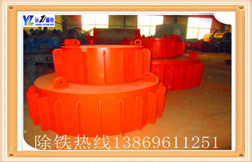 鍋爐輸煤用皮帶電磁除鐵器線圈勵磁原理  　　2.1電磁除鐵器對外提供的磁場包括兩部分：一是線圈提供的勵磁場,它會隨冷熱態(tài)發(fā)生變化;二是被磁化后的鐵芯提供的磁場.后者是除鐵器磁場的主要來源,它隨著磁化場增大而增大,直到飽和.  　　2.2電磁除鐵器鐵芯采用高導(dǎo)磁.高飽和磁感應(yīng)強度的DT4電工純鐵制作.DT4電工純鐵是高導(dǎo)磁.高飽和磁場應(yīng)強度的軟磁材料,極易磁化,當(dāng)線圈磁化強度很小時,它便達(dá)到飽和,從而大大提高了磁場的穩(wěn)定性.  　　2.3這種有晶粒取向的DT4電工純鐵,在磁通的流動沿著軋制方向時,可使鐵耗大大減少,由于磁化面積減小,從而減小了渦流損耗.磁通密度達(dá)18000-20000Gs,導(dǎo)磁率大大高于普通純磁材料,大大減小了磁滯損失,提高了總磁場的穩(wěn)定性.