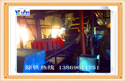 盤式自冷電磁除鐵器,現(xiàn)如今在陶瓷行業(yè)的應(yīng)用越來越多,我們在盤式自冷電磁除鐵器的應(yīng)用與現(xiàn)狀要求如下 :  　　1.建筑衛(wèi)生陶瓷生產(chǎn)企業(yè)對除鐵問題的重視程度越來越高,許多企業(yè)都把它列進了議事日程,主要領(lǐng)導(dǎo)親自過問或分管領(lǐng)導(dǎo)直接抓.除鐵器的使用場合不斷擴大,由原來釉料除鐵發(fā)展到坯料亦除鐵.需要除鐵的產(chǎn)品越來越多,包括了日用陶.衛(wèi)生潔具和各類淺白色釉面墻地磚,拋光磚等.除鐵要求也越來越高,一條生產(chǎn)線由原來不用除鐵器到安裝一個除鐵器,發(fā)展到安裝3～4個多級串聯(lián)除鐵器,一個除鐵槽的吸鐵磁棒也由原來的一二十支發(fā)展到二三百支,投資越來越大.