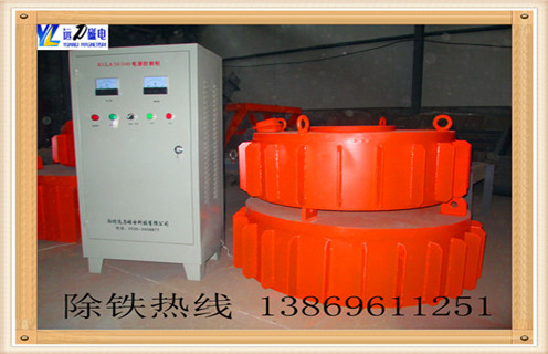 2.由于礦山資源消耗過快,許多企業(yè)都已無法就近尋找而又無力購買低含鐵的標準原料,只好采用下游處理的方式,大量使用除鐵器,一條線上除鐵工序最多已達十多個擇作工人,除鐵成本越來越高.  　　3.清洗方式全是靠人工擇作,質(zhì)量難于保障.通常一組磁棒100～300根,每班1～3名工人,一支接一支不停地輪流清洗,約1～2h洗一遍,當原料含鐵較高時,常常出現(xiàn)磁棒周圍粘貼的鐵泥雜質(zhì)厚厚一層,除鐵效果顯著下降了.再加上人的情緒變化因素諸多,質(zhì)量管理難于控制.  　　4.市場出售的永久磁棒,質(zhì)量不穩(wěn)定,生產(chǎn)廠家太多,牌子太雜,也有不少為粗制濫造產(chǎn)品,采用劣質(zhì)材料,棒的兩端密封又不嚴.這些產(chǎn)品充斥市場后,使企業(yè)使用的磁棒平均壽命不斷下降,其次是市場上磁棒B值的“標稱”普遍偏高,多為高出實測值的(50～100)%.  　　5.干粉除鐵器多采用抽斗振動柜(框)式永磁除鐵器和皮帶傳動除鐵器,主要是用于清除粉料在長距離輸送過程中滲入的鐵銹雜質(zhì)顆粒,效果不錯,使用單位也在不斷的增多與擴大.  　　6.電磁除鐵器研制試用時間較早,反應(yīng)都可以,尤其是大功率強磁場對分選原礦中存在的弱磁性材料,但是投資過大,耗電較多,使用壽命不長,因而影響了它的推廣應(yīng)用.  　　7.世界發(fā)達國家陶瓷原料都是集中加工標準化生產(chǎn)的,它們的除鐵設(shè)備多為大規(guī)格,大流量.大功率.全自動的電磁除鐵器,體積龐大.價格昂貴,少則幾十萬,多則幾百萬元