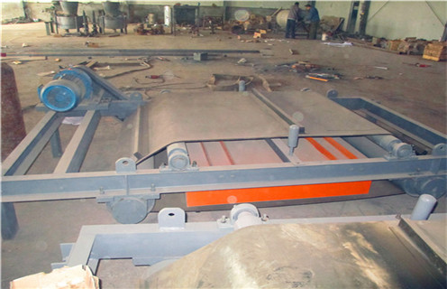 易清理強磁除鐵器是什么樣的,山東強磁除鐵器的工作效率高耐用的特點,早已深入人心,它的使用范圍和優(yōu)點都非常廣闊,優(yōu)質(zhì)強磁除鐵器是由權(quán)威廠家生產(chǎn)出來的,設(shè)備質(zhì)量更穩(wěn)定,更能適應(yīng)市場的需求. 　　1.易清理強磁除鐵器的內(nèi)部結(jié)構(gòu)  　　強磁除鐵器內(nèi)部采用高矯頑力,高剩磁的特殊永磁體組成復(fù)合磁系,利用磁鐵的磁力吸引鐵磁性物料.主要是一種用于清除粉狀或塊狀非磁性物料中雜鐵的除鐵裝置.具有透磁深度大.吸力強.防塵.防雨.耐腐蝕等特點,在極其惡劣的環(huán)境中仍能可靠運行