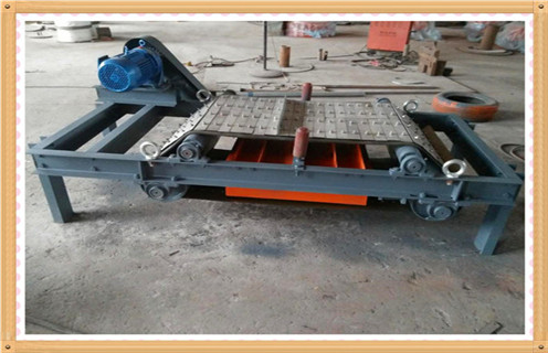 2.易清理強磁除鐵器的優(yōu)勢  　　除鐵器效果好,噪音低,并且不對環(huán)境造成多余的污染.強磁設(shè)備的除鐵效果這么好,它的構(gòu)造是什么呢?強磁除鐵器采用強磁材料組成復(fù)合磁系具有強磁場.不耗電.安裝方便.連續(xù)工作無故障.自動卸鐵等特點.主要用于粉狀.顆粒狀.小塊狀物料中的選鐵及凈化處理,對防止破碎機.研磨機.壓榨機等設(shè)備的破壞和磨損起著可靠的保護作用.  　　3.易清理強磁除鐵器的分選場合  　　強磁除鐵器磁路采用計算機模擬設(shè)計,磁包角180度,磁場分布均勻,分選效果好.自動卸鐵,安裝使用方便.濰坊濰坊遠力磁電磁電生產(chǎn)各種型號的強磁除鐵器,能夠用于冶金.非金屬礦.陶瓷.礦選.化工.建材.食品等行業(yè)中粉狀.顆粒狀和小塊狀物料的干式和濕式除鐵.使用效果明顯,并且價格比較實惠