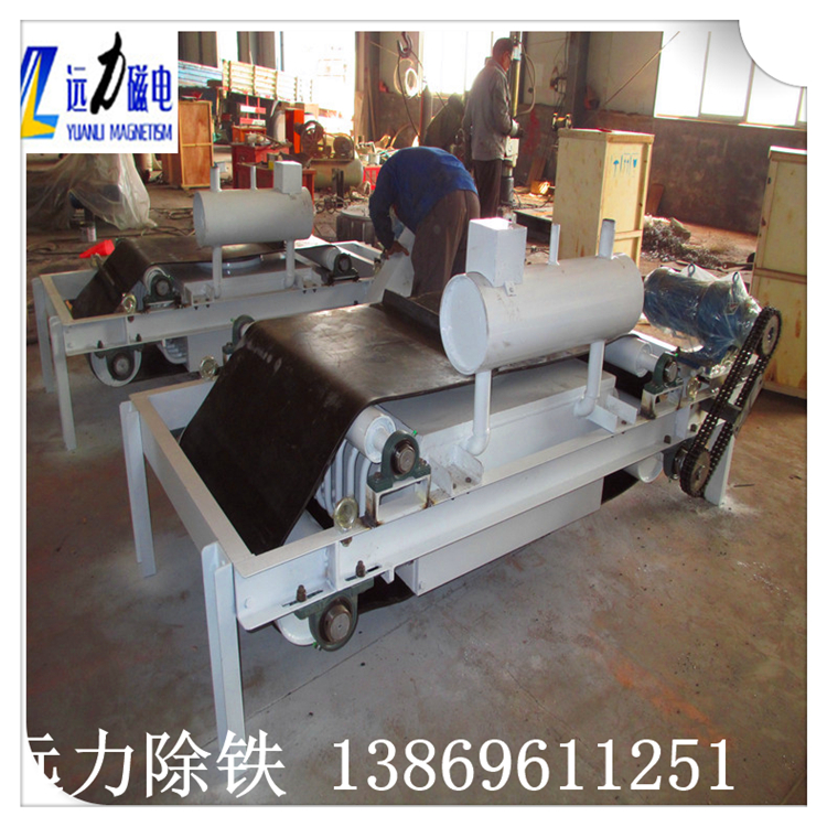 1.油冷式電磁除鐵器的結構 出油管分別與循環(huán)泵及散熱器連接.變壓器油通過進油管.注油通道及進油通道流入線圈的油道內,并在油道內自下而上運動,帶走線圈內部產生的熱量,再通過軛板內的回油通道返回出油管內送入散熱器內進行散熱,周而復始的實現(xiàn)為線圈降溫的目的. 2.油冷式電磁除鐵器的內部循環(huán) 由于采用內循環(huán)結構,簡化了外部的循環(huán)管路,減少了焊點泄漏現(xiàn)象的發(fā)生,保證了除鐵器能夠正常工作,提高了除鐵效率.同時,這種內循環(huán)結構使油路循環(huán)更加均勻合理,有效地降低了除鐵器的溫升,保證溫升在40℃以下,提高了除鐵器的性能,使其性能遠遠高于行業(yè)標準.此外,鐵芯內設有立體注油通道,進油時可對鐵芯進行散熱,使除鐵整體的散熱效果更好.具有結構簡單,設計合理,便于維修,添補了此類除鐵器的空白,處于油冷除鐵器的領先水平,值得廣泛的推廣應用.