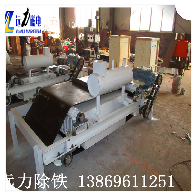 　1.rcde油冷電磁除鐵器結(jié)構(gòu)特點  　　1.1磁除鐵磁路采用計算機模擬設(shè)計,磁場強度高,磁導率深,適用于較厚的鐵板場合.  　　1.2勵磁線圈專用設(shè)計,具有縱,橫油路,非常有利于把熱傳導到變壓器油,有效降低銅線圈或鋁線圈溫度,使線圈工作溫度升至60℃,達到國內(nèi)同類產(chǎn)品的水平.  　　1.3線圈絕緣F級以上,選用新型高溫導熱油,油設(shè)計合理,通暢,循環(huán)快,熱效率高.  　　1.4線圈采用特殊環(huán)氧樹脂浸泡,固化,提高整體的絕緣性能,密封結(jié)構(gòu),防塵,防雨,防煙,防腐蝕.  　　1.5波紋翅片,散熱面積大幅增加,有效控制溫升.  　　1.6采用國際蒸發(fā)冷卻電磁除鐵器生產(chǎn)工藝制造,使用德國漏檢漏檢測,絕對控制,消除滲透問題(年檢漏量5mg可檢測)  　　1.7卸料機構(gòu)由齒條,擺線減速機(以下簡稱減速電機),主從動滾輪.輥,鏈輪,鏈條和卸料帶,帶卸料鐵刮刀.卸載皮帶張力和偏差調(diào)整可用于不間斷軸承調(diào)節(jié)裝置的情況.