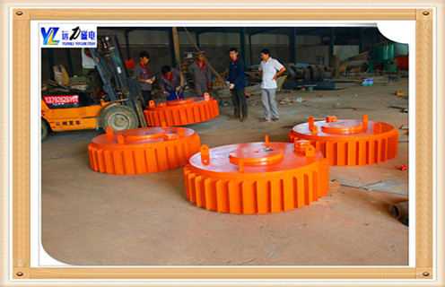 1.電磁輥筒除鐵器工作原理  　　當(dāng)在強(qiáng)磁場(chǎng)的磁場(chǎng)下通過(guò)直流勵(lì)磁線圈的材料將在鐵磁材料中混合時(shí),繼續(xù)吸起來(lái),從而達(dá)到鐵的目的.  　　RCDB系列干式電磁除鐵器(也稱為PDC系列盤(pán),RCDY系列)是一種用于去除除鐵裝置中的非磁性材料的粉末或塊的類型.其內(nèi)部使用電鑄樹(shù)脂,自冷卻完全密封結(jié)構(gòu).具有較大的滲透深度,強(qiáng)吸力,防塵,防雨,腐蝕等特點(diǎn),在極惡劣的環(huán)境下仍能可靠運(yùn)行.  　　2.電磁輥筒除鐵器的主要結(jié)構(gòu)  　　該機(jī)主要由電磁線圈,磁芯,磁極填料,接線盒等組成.  　　3.電磁輥筒除鐵器的主要性能  　　主要性能指標(biāo)達(dá)到或高于JB / T7689-95標(biāo)準(zhǔn),該產(chǎn)品可與非磁性材料混合,去除0.1-25公斤的鐵磁材料.  　　3.1,采用焊接密封結(jié)構(gòu),內(nèi)部采用電鑄樹(shù)脂,使其具有防塵,防水的性能,絕緣強(qiáng)度高,散熱性好,效率高.  　　3.2,保證磁場(chǎng)吸力性能(主要是IN)在增加線圈匝數(shù)的前提下,降低電流密度,從而大大降低熱源使溫度控制在70℃以內(nèi),延長(zhǎng)了隔膜的使用壽命.廣泛應(yīng)用于煤,電,水泥,建材等行業(yè).  　　3.3,配備行走小車和其他設(shè)備,從而保證設(shè)備可以適應(yīng)特殊要求的操作環(huán)境.