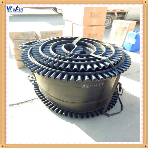 2.除鐵器皮帶的保養(yǎng)方法 2.1. 輸送帶在運(yùn)輸和貯存中,應(yīng)保持清潔,避免陽光直射 除鐵器環(huán)形帶廠家,雨雪浸淋,防止與酸 . 堿.油類,有機(jī)溶劑等影 響橡膠質(zhì)量的物質(zhì)接觸,并距離發(fā)熱裝置1米以外. 2.2. 貯存時(shí)庫房內(nèi)溫度宜保持在—15℃—+40℃之間,相對(duì)濕度宜保持在50—80%之間. 2.3. 貯存中輸送帶須成卷放置,不得折疊,放置期間應(yīng)每季翻動(dòng)一次. 2.4. 輸送帶運(yùn)行速度不應(yīng)大于5.0米/秒,運(yùn)輸塊度大,磨損性大的物料和使用固定犁型卸料裝置時(shí)應(yīng)盡量采用低速.超出規(guī)定速度時(shí),會(huì)影響膠帶使用壽命. 2.5. 運(yùn)輸機(jī)的傳動(dòng)滾筒直徑與輸送帶布層的關(guān)系,傳動(dòng)滾筒改向滾筒的配套以及對(duì)托輥槽角的要求,應(yīng)根據(jù)輸 送機(jī)的設(shè)計(jì)規(guī)定,合理選取. 2.6. 為減輕物料對(duì)膠帶的沖擊與磨損,給料方向應(yīng)順膠帶的運(yùn)行方向;物料下落到膠帶上的落差應(yīng)盡量減小;給料口應(yīng)避開滾筒或托輥的正上方;膠 帶受料段應(yīng)縮短托輥間距 和采取緩沖措施.為防止刮破膠帶,擋料裝置刮板清掃裝置和卸料裝置與膠帶的接觸部分應(yīng)采用硬度適宜的橡膠板,不要采用夾有布層的膠帶頭.