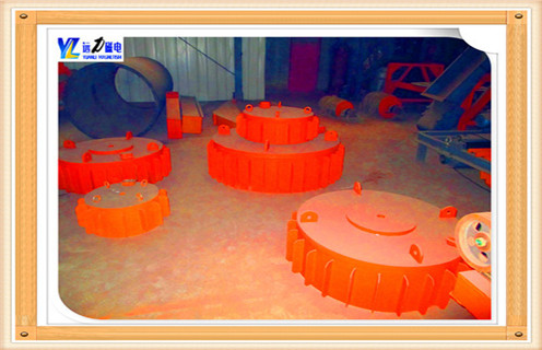 　　輸煤系統(tǒng)用電磁除鐵器批發(fā),在輸煤系統(tǒng)中除鐵為什么要選用電磁除鐵器呢?因為相比永磁除鐵器來說,電磁除鐵器的磁力更強(qiáng),而輸煤運(yùn)輸中,因為煤塊大,如果磁力不夠強(qiáng)勁的話,里面的鐵磁性物質(zhì)就不容易吸附上來,從而失去了選用除鐵器的意義,遠(yuǎn)力磁電是專業(yè)生產(chǎn)電磁除鐵器的廠家,價格優(yōu)惠,來電請咨詢138-696-11251. 　　1.輸煤用電磁輸煤用電磁除鐵器周圍鐵件的影響  　　周圍鐵件被磁化后除鐵效果會受影響.在輸煤用電磁輸煤用電磁除鐵器的下方和周圍存在托輥組及其他鋼質(zhì)器件,不同形狀的鐵件被磁化后形成的附加磁場很復(fù)雜,其中垂直于托輥方向的磁場對鐵件影響大.磁感應(yīng)強(qiáng)度數(shù)值不大,且隨著距托輥的距離增大,磁感應(yīng)強(qiáng)度迅速減小,在 0～40 mm之內(nèi),其梯度很大.經(jīng)計算,在距托輥 10～100 mm處,埋在煤層最下面緊靠皮帶機(jī)處的鐵件所受的托輥磁吸力是大,磁感應(yīng)強(qiáng)度迅速減小,在 0～40 mm之內(nèi),其梯度很大.經(jīng)計算,在距托輥 10～100 mm處,埋在煤層最下面緊靠皮帶機(jī)處的鐵件所受的托輥磁吸力是煤層中上部鐵件所受吸力的百倍以上.這是一個不容忽視的影響.