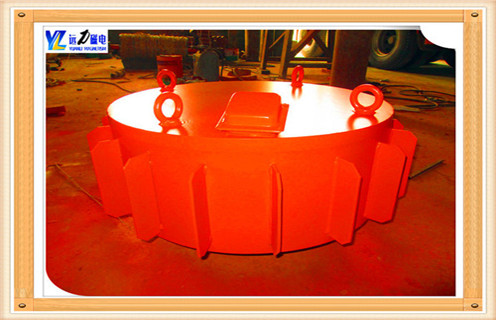 1.輸煤用電磁輸煤用電磁除鐵器周圍鐵件的影響  　　周圍鐵件被磁化后除鐵效果會受影響.在輸煤用電磁輸煤用電磁除鐵器的下方和周圍存在托輥組及其他鋼質(zhì)器件,不同形狀的鐵件被磁化后形成的附加磁場很復(fù)雜,其中垂直于托輥方向的磁場對鐵件影響大.磁感應(yīng)強(qiáng)度數(shù)值不大,且隨著距托輥的距離增大,磁感應(yīng)強(qiáng)度迅速減小,在 0～40 mm之內(nèi),其梯度很大.經(jīng)計算,在距托輥 10～100 mm處,埋在煤層最下面緊靠皮帶機(jī)處的鐵件所受的托輥磁吸力是大,磁感應(yīng)強(qiáng)度迅速減小,在 0～40 mm之內(nèi),其梯度很大.經(jīng)計算,在距托輥 10～100 mm處,埋在煤層最下面緊靠皮帶機(jī)處的鐵件所受的托輥磁吸力是煤層中上部鐵件所受吸力的百倍以上.這是一個不容忽視的影響.  　　2.輸煤用電磁除鐵器在實際工作中的處理  　　?在實際工作中一定要采取措施消除托輥附加磁場的影響.通常的措施是采用消磁托輥,雖然托輥的軸.支架仍可產(chǎn)生附加磁場,但由于不緊貼膠帶,這種影響可以大大減弱.另一種有效的措施是取消風(fēng)冷電磁自卸式輸煤用電磁輸煤用電磁除鐵器下方的一組槽形托輥.此處槽形托輥的間距可按非標(biāo)件處理,只要能滿足使用要求即可.但取消一組槽形托輥后,要考慮到膠帶會有稍許下垂,此時應(yīng)調(diào)整風(fēng)冷電磁自卸式輸煤用電磁輸煤用電磁除鐵器的懸掛高度.這樣風(fēng)冷電磁自卸式輸煤用電磁輸煤用電磁除鐵器周圍的鐵件由于距離輸煤用電磁輸煤用電磁除鐵器遠(yuǎn),被磁化后產(chǎn)生的磁場弱,同時附加磁場距鐵件也比較遠(yuǎn),故其對輸煤用電磁輸煤用電磁除鐵器的負(fù)面影響也小很多.