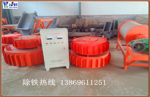 　　陶瓷粉料自動(dòng)除鐵器,粉料除鐵器的密封性好,多為管道式的設(shè)備,它的獨(dú)特設(shè)計(jì)可以防止粉塵和物料的飛揚(yáng),避免了空氣污染.密封式的設(shè)計(jì)還可以阻止有害氣體對(duì)線圈的侵蝕,對(duì)環(huán)境和氣候的適應(yīng)性強(qiáng),使用壽命長.一般安裝于皮帶輸送機(jī)的頭部或中部除鐵器本體磁路設(shè)計(jì)合理,磁場強(qiáng)度高.透磁深度大,故適合料層較厚的場合除鐵.排鐵方便.快捷,關(guān)閉磁腔電源開關(guān),使磁芯片失去磁性,打開水閥讓水充滿磁腔后再打開排鐵閥,吸附在磁芯片的鐵屑.鐵粉等鐵磁性物質(zhì),在瞬間由排鐵口流出,完成整個(gè)除鐵過程.