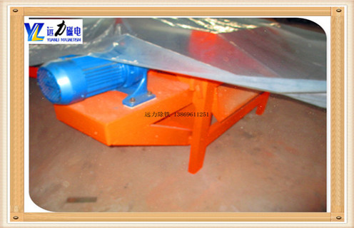 1.電磁除鐵器要除去輸送帶上煤炭中的鐵件,需克服鐵件的自重.件上所覆煤層的重力.層對鐵件的摩擦力.場中被磁化鐵質(zhì)物體對鐵件的附加引力.而鐵件距磁盤的磁極越近,所受的吸力越大,其他負(fù)面影響越小,所以要保持鐵件不掉下來的場強,要比將鐵件從煤層中吸上所需的場強小得多,所以為了控制電磁除鐵器的溫升,在除鐵器前可安裝金屬探測器.  　　2.當(dāng)輸送帶中有鐵件時,金屬探測器發(fā)信號給除鐵器,使電磁除鐵器中產(chǎn)生強磁,將鐵件吸上來.在通常情況下,電磁除鐵器只需產(chǎn)生保證鐵件不掉下來的磁場就夠了.為了確保金屬探測器可靠,可將雙測器并聯(lián)使用,只要一個探測器探測到鐵件,電磁除鐵器中就立即產(chǎn)生強磁.影響電磁除鐵器除鐵效果的因素有很多,煤層的厚度只是其中的一個因素,想要達到理想的效果,有考慮各方面的原因,