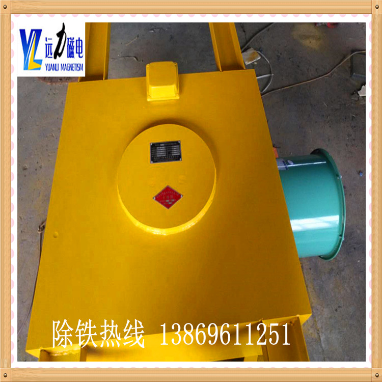 RCDA風(fēng)冷電磁除鐵器有什么回收價(jià)值,RCDA系列風(fēng)冷工懸掛式電磁除鐵器磁路采用計(jì)算機(jī)模擬設(shè)計(jì),透磁深度大.磁力強(qiáng).特殊的風(fēng)道設(shè)計(jì),軸流風(fēng)機(jī)強(qiáng)迫風(fēng)冷,風(fēng)量大,風(fēng)壓高,使線圈散熱快,溫升低,冷熱態(tài)磁場(chǎng)差異小.線圈經(jīng)特殊的浸漆絕緣及固化處理技術(shù),抗氧化,耐腐蝕,提高整機(jī)的絕緣性能,保障長(zhǎng)期連續(xù)工作不老化