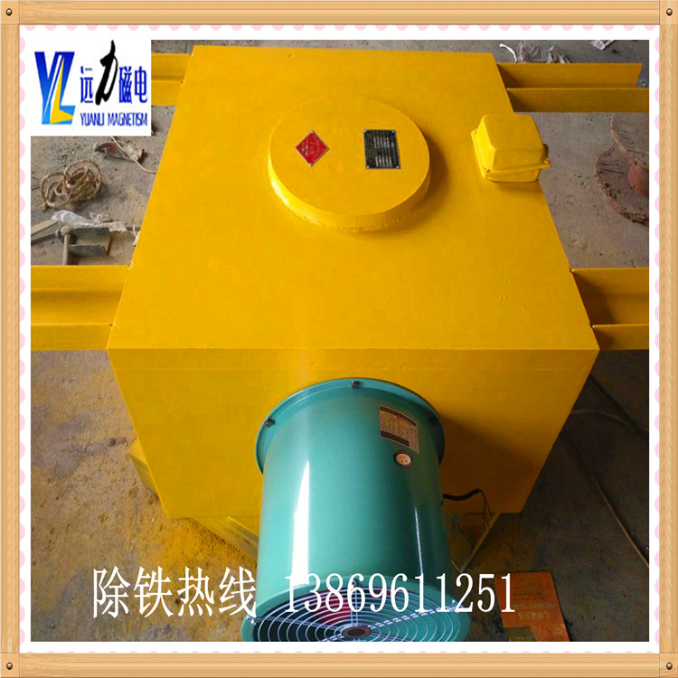 2.RCDA風(fēng)冷電磁除鐵器使用注意事項(xiàng)：  　　2.1.除鐵器工作時(shí),附近有強(qiáng)大磁場(chǎng),所以在其周圍不得放置儀器儀表等,工作人員不得持銳利鐵件靠近,以防傷人事故發(fā)生.  　　2.2.平常的檢查維護(hù)主要是經(jīng)常對(duì)其周圍的粉塵進(jìn)行清理,對(duì)小車軸承定期加油.發(fā)現(xiàn)損壞及時(shí)更換同型號(hào)配件.  　　2.3.電源線要經(jīng)常檢查,發(fā)現(xiàn)外傷,及時(shí)更換.  　　2.4.電控柜控制原理圖請(qǐng)?jiān)斠姳緳C(jī)電控原理圖.  　　2.5.維修除鐵器及控制柜時(shí),必須切斷總電源