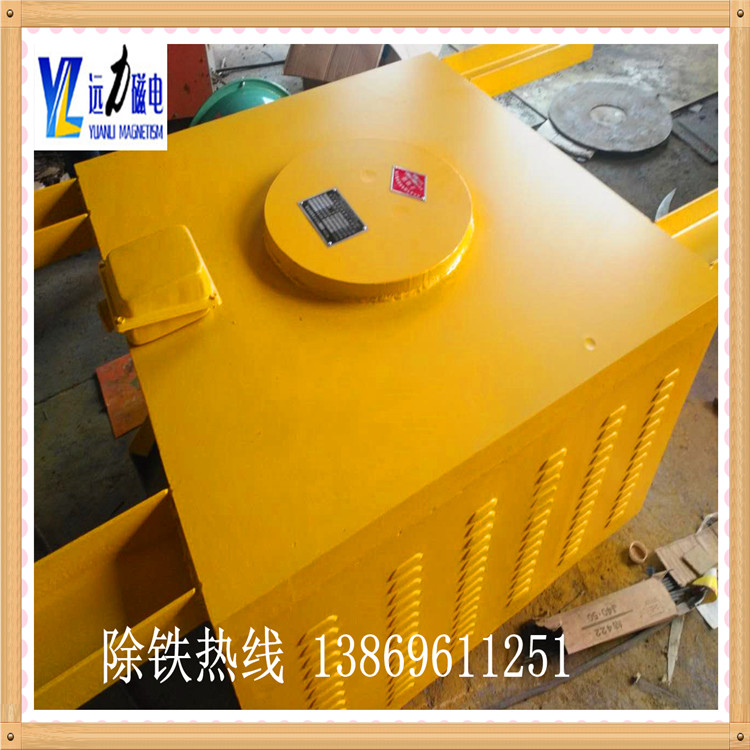 　懸掛式電磁除鐵器的安裝步驟,濰坊遠(yuǎn)力磁電科技有限公司,很多電磁除鐵器客戶在購買我們的產(chǎn)品后,不知道如何詳細(xì)安裝,今天遠(yuǎn)力小編說詳細(xì)講解下如何安裝電磁除鐵器的兩個(gè)方法：  　　1.安裝前先檢查電磁除鐵器的線圈絕緣電阻應(yīng)不低于lOMΩ,如因受潮絕緣電阻下降,應(yīng)檢查處理,達(dá)到使用要求后,方準(zhǔn)使用.  　　2.檢查電磁除鐵器吊掛裝置是否牢固,若無問題則可進(jìn)行安裝.