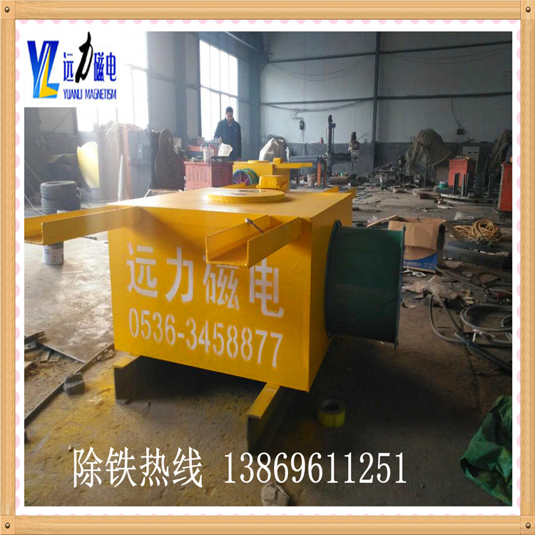 1.安裝前先檢查電磁除鐵器的線圈絕緣電阻應(yīng)不低于lOMΩ,如因受潮絕緣電阻下降,應(yīng)檢查處理,達(dá)到使用要求后,方準(zhǔn)使用.  　　2.檢查電磁除鐵器吊掛裝置是否牢固,若無問題則可進(jìn)行安裝.  　　?3.安裝方式：除鐵器有兩種安裝方式  　　3.1電磁除鐵器傾斜安裝安裝在皮帶機(jī)頭,當(dāng)帶速較快時(shí)(大于2m/s),除鐵器可安裝在滾筒前位置,當(dāng)帶速較慢時(shí)(小于2m/s)除鐵器位置要后移,以靠近滾筒(滾筒宜采用非導(dǎo)磁材料).磁芯中心線與皮帶機(jī)滾筒中心間距S的選定：S與滾筒R.皮帶機(jī)線速度.物料性質(zhì).粘度,還與除鐵器傾角.H等諸多因素有關(guān).一般S=R(+300/-200) 傾斜角度5°～15°左右.額定吊高見技術(shù)參數(shù)表.  　　3.2電磁除鐵器水平安裝除鐵器行走小車的運(yùn)行方向與輸送皮帶運(yùn)行方向垂直,用于行走小車帶動(dòng)除鐵器脫離皮帶后清除鐵磁雜物.可安裝在輸送帶上方(在除鐵器下方宜安裝非導(dǎo)磁直托輥).除鐵器磁芯中心與皮帶中心于同一垂線上.