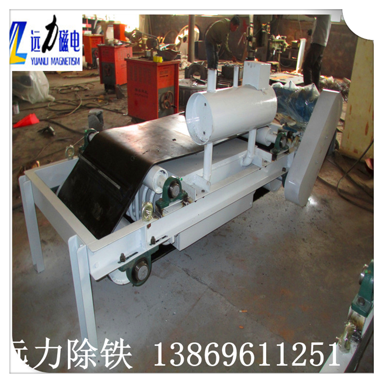 1.通遼油冷自卸式電磁除鐵器的組成  　　RCDF系列油冷自卸式電磁除鐵器由除鐵器本體和卸鐵機(jī)構(gòu)兩部分組成.卸鐵機(jī)構(gòu)由機(jī)架.擺線針輪減速機(jī)(以下簡稱減速電機(jī)).主 從動滾筒.托輥.皮帶輪(或鏈輪).三角帶(或皮帶輪)和裝有刮板的卸鐵皮帶組成.  　　2.油冷自卸式電磁除鐵器工作原理  　　除鐵器接通電源后,勵磁系統(tǒng)產(chǎn)生了強(qiáng)大的磁場,當(dāng)輸送機(jī)上的散狀物料經(jīng)過除鐵器下方時,混雜在物料中的鐵磁性雜物,在磁場力作用下被吸起,由運(yùn)行的卸鐵皮帶連續(xù)拋出,當(dāng)物料脫離磁場范圍外,鐵磁性雜物在重力作用下掉入集鐵箱中.