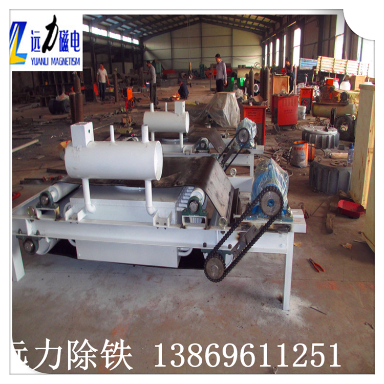 強(qiáng)迫油冷電磁除鐵器線圈的大電感常常造成其配套控制設(shè)備的損傷,也大大降低了強(qiáng)迫油冷電磁除鐵器的工作效率.因此我們在保證安全系數(shù)的情況對其進(jìn)行有效的優(yōu)化設(shè)計(jì),使電感量降到最低.同時可增加反向電流將退磁時間控制在3秒以內(nèi),有效提高了強(qiáng)迫油冷電磁除鐵器的工作效率. 4.出線盒采用內(nèi)外雙腔體結(jié)構(gòu),內(nèi)腔為勵磁線圈出線,外腔為外接電纜接線柱,可以有效保護(hù)勵磁線圈出線不受損害.出線電纜外側(cè)另有橡膠護(hù)套及壓緊裝置,即使在惡劣條件下也能保護(hù)線圈安全.