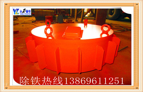 1.電磁除鐵器的正確使用   　　隨著我國(guó)經(jīng)濟(jì)的發(fā)展各行各業(yè)對(duì)物料除雜的要求不斷提高,對(duì)產(chǎn)品的物料品位也有了更高的要求,在許多特殊場(chǎng)合,對(duì)物料中鐵磁性物質(zhì)的除凈率要求很高,按照國(guó)家標(biāo)準(zhǔn)生產(chǎn)制作的普通除鐵器是根本無(wú)法滿足需求的.RCDC 超強(qiáng)型除鐵器是我公司最新推出的,集多種技術(shù)于一身,具有吸力大,吸程深,節(jié)能顯著等優(yōu)點(diǎn),可裝于膠帶運(yùn)輸機(jī)頭部或中部上方,其強(qiáng)大的磁力可將混入物料中的雜鐵吸出并借助有刮板的自卸膠帶將其清除,對(duì)于防止銳利鐵器對(duì)運(yùn)輸膠帶的破壞及提高物料的純度起著重要作用.