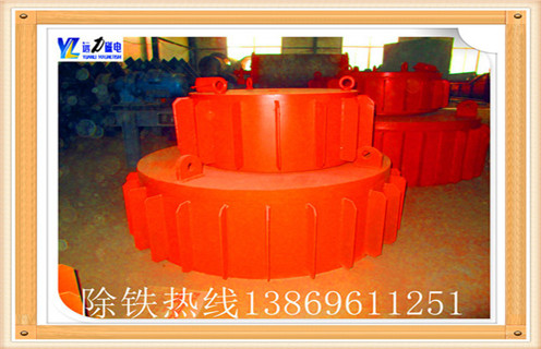 1.除鐵器磁感應強度確定的要求: ?1.1除鐵器的清洗自動化程度要高,同時減少漿(粉)料和水的損耗,尤其是釉漿除鐵;在噴霧干燥塔中要求除鐵器有效流量要大,能適應20t/h以上的漿處理量; 1.2結(jié)構(gòu)要簡單,容易維修保養(yǎng),體積盡可能小,使用安全可靠;漿(粉)料傳輸途徑中,要使用優(yōu)質(zhì)不銹鋼,防止產(chǎn)生二次鐵銹和其他雜質(zhì)污染. 1.3除鐵工藝應注意根據(jù)鐵磁物質(zhì)對陶瓷制品的影響特點,分析制品中鐵磁雜質(zhì)的來源與嚴重性,進而采取恰當?shù)奶幚泶胧?堵住雜質(zhì)源頭.