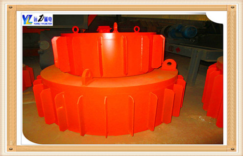 1.超強(qiáng)干式電磁除鐵器的主要影響因素  　　1.1.物料在輸送帶上運(yùn)輸，經(jīng)過懸掛的盤式除鐵器始，物料中的雜鐵會被除鐵器吸附，從而實現(xiàn)雜鐵與物料的分離.  　　1.2.磁路采用算機(jī)模擬設(shè)計，透磁深度，吸力強(qiáng);  　　1.3.采用全密封焊接結(jié)構(gòu)，內(nèi)部采用電工專用樹脂澆注，從而使其具備防塵.防雨.耐腐蝕.絕緣性好;  　　1.4.加焊二次散熱翼片，增加了散熱面積，有效地控制了溫升;  　　1.5.產(chǎn)品配套性好，整流控制設(shè)備功能齊全，可實現(xiàn)手動控制及集控功能，能滿足多種場合的使用要求.