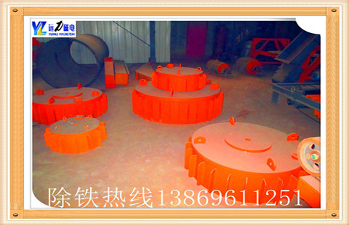 1.盤式電磁除鐵器的安裝要求: 1.1額定懸掛高度處對(duì)應(yīng)磁極幾何中心的磁感應(yīng)強(qiáng)度不小于150mT ?1.2供電電壓為AC380V,50Hz.電控柜及電機(jī)防護(hù)等級(jí)為IP55.控制柜外殼采用不銹鋼板,采用雙層門.厚度≥2mm. 1.3兩臺(tái)除鐵器應(yīng)采用程控交替運(yùn)行.RCDB型自冷盤式電磁除鐵器與PDC系列盤式電磁除鐵器.RCDY系列電磁除鐵器等同.是用于清除粉狀或塊狀非磁性物料中雜鐵的除鐵裝置.其內(nèi)部采用電工專用樹脂澆注,自冷式全密封結(jié)構(gòu),具有透磁深度大.吸力強(qiáng).防塵.防雨.耐腐蝕等特點(diǎn),在極其惡劣的環(huán)境中仍能可靠運(yùn)行.行走裝置的配備可由客戶自己選擇. 1.4除鐵器行走前10秒,應(yīng)有聲光報(bào)警,聲光報(bào)警一直持續(xù)到除鐵器回到原位.