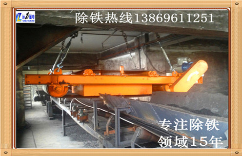 帶式除鐵器使用現(xiàn)場-磚瓦城市破碎綜合利用，RCYC系列帶式永磁除鐵器,無需勵(lì)磁線圈,省電節(jié)能。采用永磁性磁場,這樣能保持恒定的高場強(qiáng)永磁場,磁系內(nèi)部采用環(huán)氧樹脂澆注,形成一個(gè)整體,在惡劣環(huán)境中長期運(yùn)行,無幫障。自卸機(jī)構(gòu)由不銹鋼刮板,環(huán)行膠帶,擺線針輪減速機(jī),工作框架 等組成。能除去混雜在非磁性物料中重量為0.1-35kg的鐵磁性物質(zhì),即可提高原料品位,同時(shí)也能用于加收鐵磁性物質(zhì).