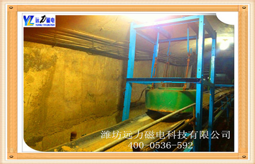 電磁除鐵器是一種產(chǎn)生強(qiáng)大磁場(chǎng)吸引力的設(shè)備，它能將混雜在非磁性物料中的鐵磁性雜質(zhì)清除，以保證輸送系統(tǒng)中的破碎機(jī)、研磨機(jī)等機(jī)械設(shè)備安全正常工作，同時(shí)可有效地防止因大、長(zhǎng)鐵件劃裂輸送機(jī)皮帶的事故發(fā)生。電磁除鐵器主要功用便是出去產(chǎn)料中間存在的導(dǎo)磁雜質(zhì)提純產(chǎn)料。而在陶瓷行業(yè)精美是一個(gè)非常需要關(guān)注的點(diǎn)，而精美的工藝便是對(duì)陶瓷材質(zhì)的要求，因此在陶瓷行業(yè)電磁除鐵器的引用是一個(gè)必不可少的工具