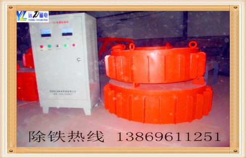 　　電磁除鐵器的技術(shù)特點(diǎn)及變頻控制柜是如何應(yīng)用的，今天遠(yuǎn)力小編就與大家一起詳細(xì)介紹下： 　　一、電磁除鐵器的技術(shù)特點(diǎn)如下  　　1、電磁除鐵器磁路采用計(jì)算機(jī)模擬設(shè)計(jì)，透磁深度大，磁力強(qiáng)。  　　2、特殊的風(fēng)道設(shè)計(jì)，軸流風(fēng)機(jī)強(qiáng)迫風(fēng)冷，風(fēng)量大，風(fēng)壓高，使線(xiàn)圈散熱快，溫升低，冷熱態(tài)磁場(chǎng)差異小。  　　3、電磁除鐵器線(xiàn)圈經(jīng)特殊的浸漆絕緣及固化處理技術(shù)，抗氧化，耐腐蝕，懸掛式電磁除鐵器提高整機(jī)的絕緣性能，保障長(zhǎng)期連續(xù)工作不老化。