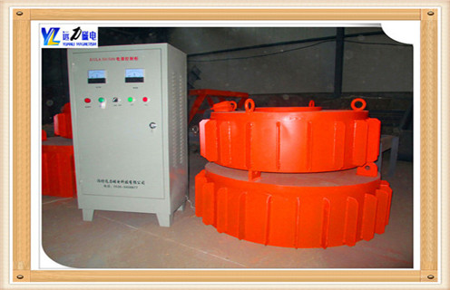 二、電磁除鐵器的變頻控制柜如何應(yīng)用  　　1.控制柜是除鐵器所需的直流電源的供給裝置，也是整臺(tái)除鐵器運(yùn)行的控制裝置，除鐵器吊裝完畢，可按電器接線(xiàn)圖將除鐵器電源接好;        2.控制柜應(yīng)置于少塵、干燥、無(wú)雨雪侵襲、通風(fēng)良好且便于操作和觀(guān)察的地方;  　　3.使用前應(yīng)檢查各電氣元件、連接導(dǎo)線(xiàn)及緊固件有無(wú)因長(zhǎng)途運(yùn)輸而造成的松動(dòng)或損壞，接線(xiàn)應(yīng)正確區(qū)分輸出和輸入端;  　　4.控制柜至少每季除塵一次，并檢查各電氣接點(diǎn)有無(wú)松動(dòng)，存在問(wèn)題及時(shí)修復(fù);  　　5.如硅整流二極管損壞，應(yīng)選用相同型號(hào)的二極管更換，但必須注意二極管上的符號(hào)“”極性是否與原用的相同，否則不能更換;  　　6.控制柜內(nèi)所用熔斷器如損壞，查明原因后應(yīng)按原理圖的額定選擇。