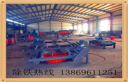 1.自然油冷卻式電磁除鐵器具備了高效率生產(chǎn)的特點(diǎn),整體機(jī)身設(shè)計(jì)巧妙,體積小不占地方,而且工藝簡(jiǎn)單,附屬設(shè)備少,簡(jiǎn)單的一款除鐵器就可以完成選鐵作業(yè),可以隨時(shí)隨地的進(jìn)行高效率生產(chǎn). 2.節(jié)約能耗比較明顯,自然油冷卻式電磁除鐵器可以自己散熱循環(huán),不用輔助的冷卻油,所以就減少了設(shè)備的能耗,不用頻繁的加入油,工藝簡(jiǎn)單,自動(dòng)化程度高. 遠(yuǎn)力磁選機(jī)廠家在自己的電磁除鐵器上不斷的花時(shí)間花功夫打造,推出了眾多系列的磁選機(jī)除鐵設(shè)備,如果有意了解更多可以電話咨詢(xún)我們廠家工作人員.