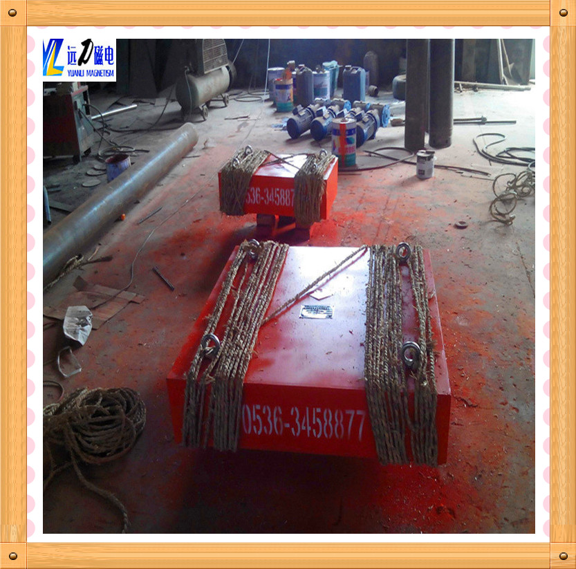 1.節(jié)能環(huán)保耐用性：由于吸入源的永磁體,造渣功率和采用排渣動(dòng)作間歇式設(shè)計(jì),使機(jī)器緊湊,功耗低,穩(wěn)定可靠,板材采用特殊的耐磨材料,使機(jī)器不僅“長(zhǎng)壽”,而且具有很高的穩(wěn)定性和可靠性.  　　2.全身小巧,重量輕,故障率低,使用方便.  　　3.新結(jié)構(gòu),除鐵效率高：改變傳統(tǒng)磁鼓除鐵方式,從原理到結(jié)構(gòu)的創(chuàng)新,采用高溫,強(qiáng)磁釹鐵硼磁鐵,采用多組電機(jī)組捕獲鐵雜質(zhì),鐵效率大大提高,可以完全和完全除去125℃以下的粉末與鐵磁性碎屑混合.鐵口連接到分揀裝置,使排出的鐵基本上沒有灰塵.  　　4.安裝方便：只要有一米左右的空間,可與粉末輸送管串聯(lián)使用的機(jī)器,尺寸也可根據(jù)用戶需要設(shè)計(jì).鐵功能為連續(xù),自動(dòng)完成設(shè)備啟動(dòng)后無需特別注意,水泥從鐵通過時(shí)自動(dòng)除鐵排放到機(jī)器外面.  　　?關(guān)注永磁除鐵器-輸送帶懸掛式永磁除鐵器的客戶還關(guān)注關(guān)注閱讀了自冷電磁除鐵器自卸式