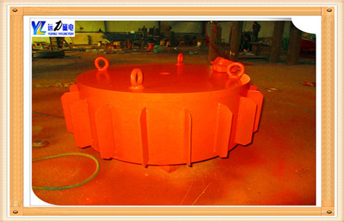 　　怎么檢修電磁除鐵器-電磁除鐵器檢修步驟     電磁除鐵器作為一項(xiàng)重要的除鐵設(shè)備,在正式投入到工作中前,必須做好正式使用前的檢查工作和試行工作.電磁除鐵器在經(jīng)檢查工作和試機(jī)工作無(wú)誤后,方可正式投入使用.一旦出現(xiàn)失誤需立即停機(jī)檢查,確保工作人員的人身安全.對(duì)于電磁除鐵器的檢查工作和檢修步驟,詳細(xì)內(nèi)容如下. 　　一.電磁除鐵器的檢查工作  　　1.檢查電壓是否正常,絕緣是否良好,除鐵器、控制柜是否接地.  　　2.檢查控制柜電氣元件是否完好,接線端子接觸是否良好.  　　3.檢查電磁除鐵器安裝高度是否正確,吊掛裝置是否牢固,鎖扣是否鎖緊等.  　　4.檢查行走小車(chē)運(yùn)行是否正常,方向是否正確.