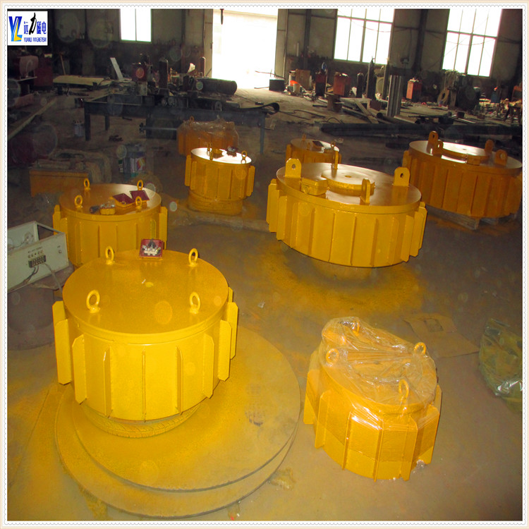 三.電磁帶式除鐵器行業(yè)標(biāo)準(zhǔn)  　　1.經(jīng)常檢查吊裝器有否松動,吊裝器如有松動會使電磁振動給料機(jī)四角不平衡,影響給料質(zhì)量,應(yīng)立即緊固.  　　2.振動器的密封罩必須蓋好,以防灰塵進(jìn)入,堵塞板彈簧之間的間隙,并要經(jīng)常清理密封罩積灰.  　　3.經(jīng)常檢查給料槽振幅和線圈電流,注意機(jī)器的響聲是否正常,如果發(fā)現(xiàn)聲音突然變大,或發(fā)現(xiàn)有撞擊聲,要仔細(xì)分析原因,并立即停機(jī)處理.  　　4.鐵芯與銜鐵之間氣隙任何時(shí)間必須保持平衡,應(yīng)隨時(shí)檢查螺栓是否松動.間隙是否正常,如果板彈簧頂緊螺栓松動或板彈簧斷裂,鐵芯與銜鐵之間氣隙發(fā)生變化或撞擊,要立即處理.